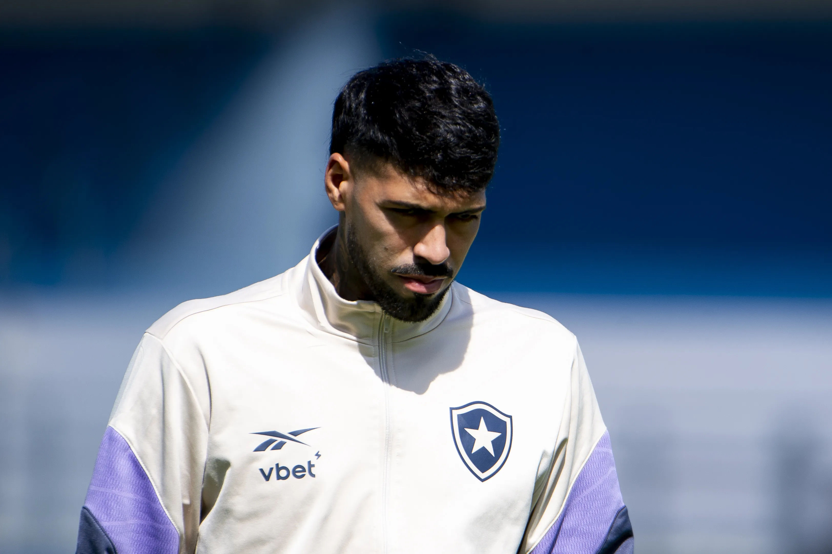 Alexander Barboza jogador do Botafogo durante chegada da equipe para partida contra o Bragantino no estadio Cicero De Souza Marques pelo campeonato Brasileiro A 2026. Foto: Anderson Romao/AGIF
