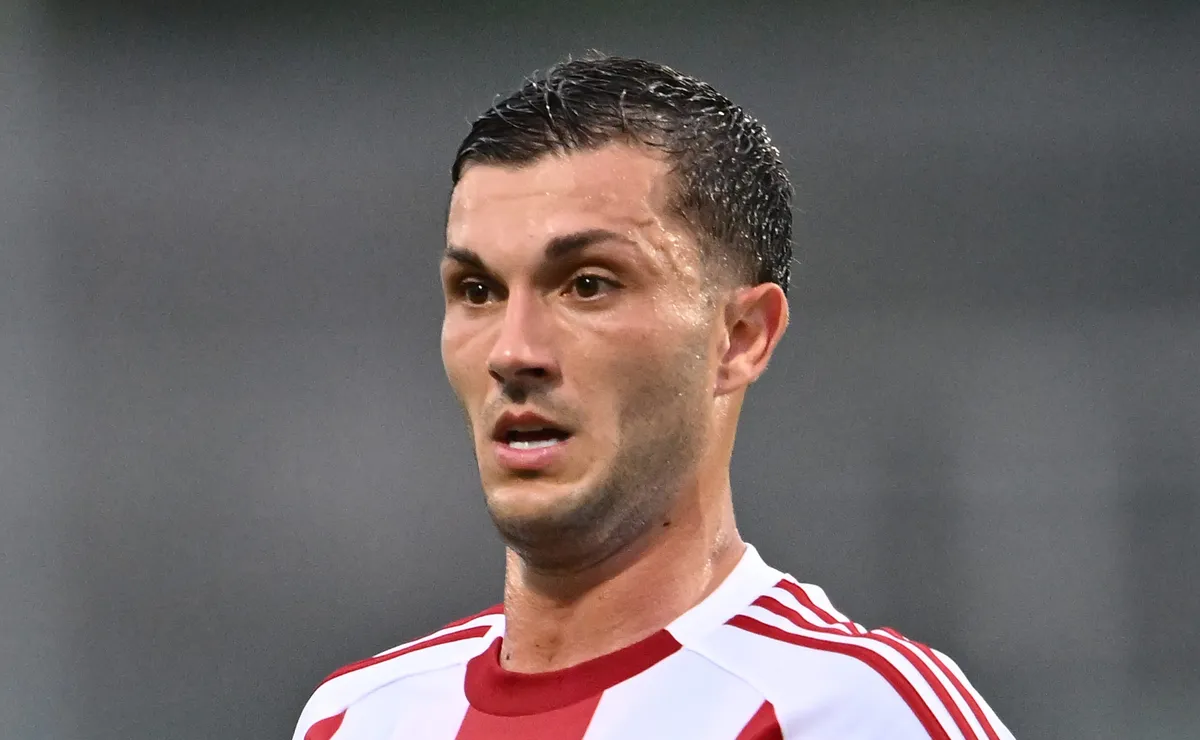 Gabriel Strefezza, do Olympiacos, agrada Diniz e Corinthians negocia chegada de atacante por empréstimo