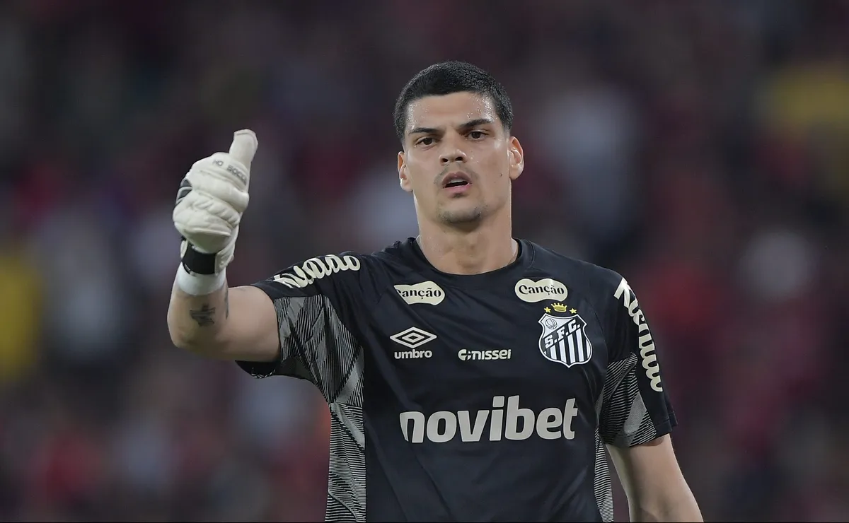 Gabriel Brazão faz um milagre em San Lorenzo x Santos e evita o gol de Auzmendi