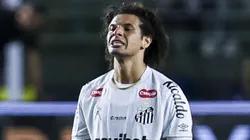 Arão lamenta em partida do Santos. (Photo by Ricardo Moreira/Getty Images)