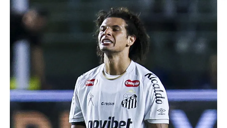 Arão lamenta em partida do Santos. (Photo by Ricardo Moreira/Getty Images)