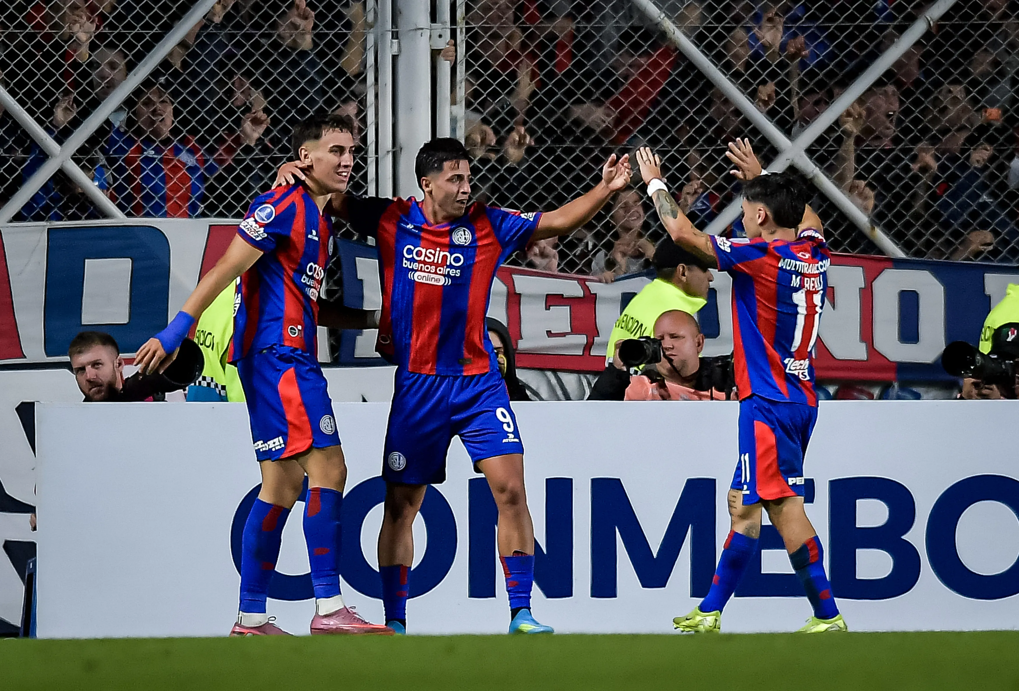Jogadores do San Lorenzo comemoram gol diante do Santos pela Sul-Americana.  (Photo by Marcelo Endelli/Getty Images)