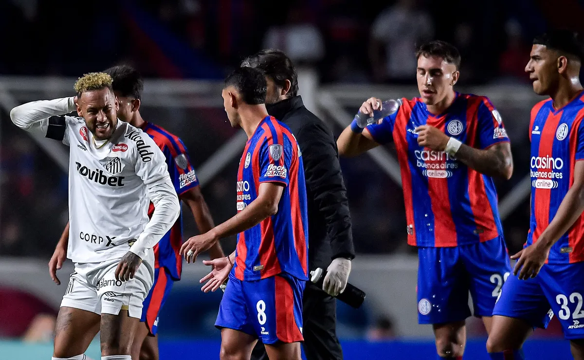 Neymar rouba a cena em San Lorenzo x Santos e lances chamam atenção