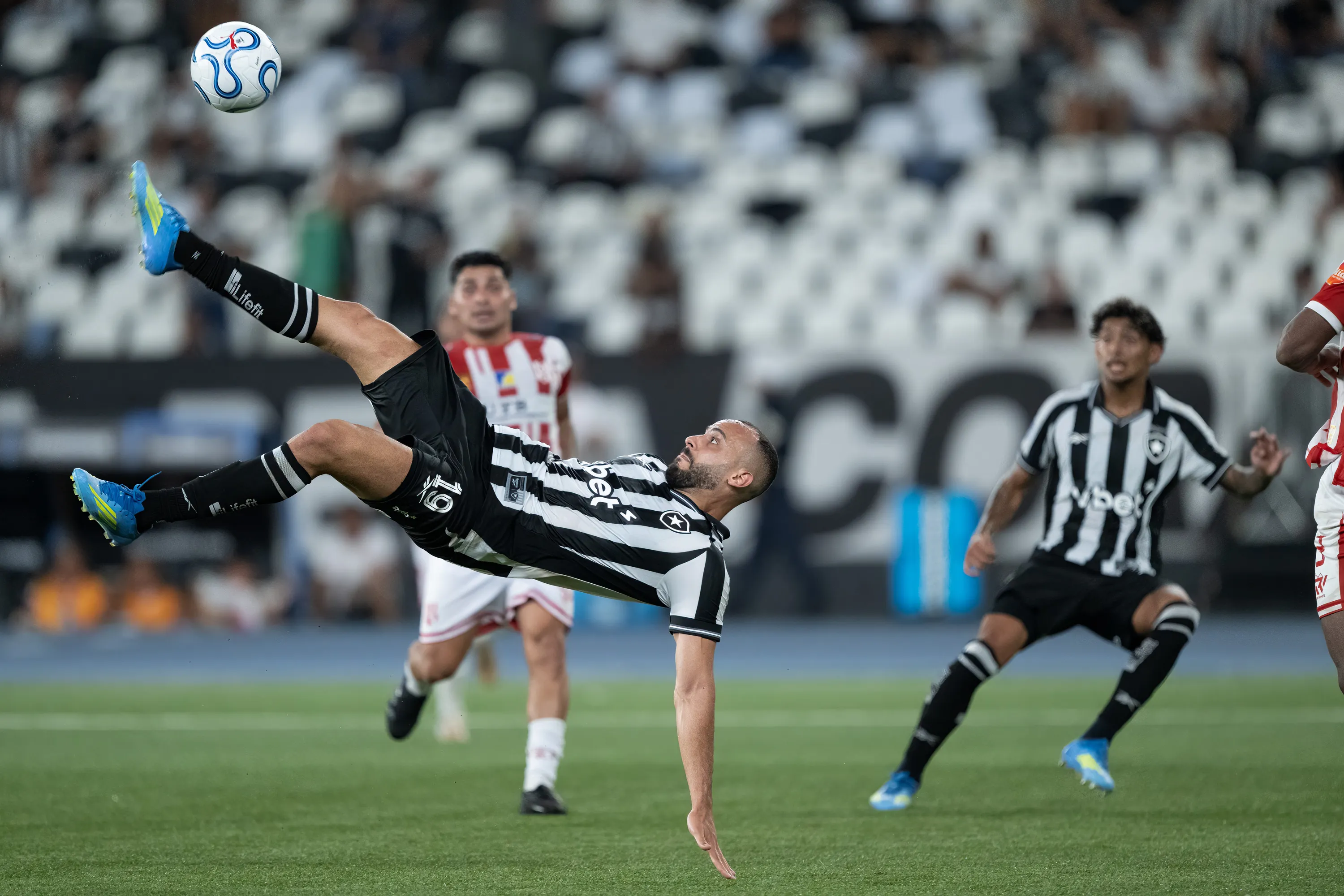 Arthur Cabral jogador do Botafogo durante partida contra o Independiente Petrolero no estadio Engenhao pelo campeonato Copa Sul-Americana 2026. Foto: Jorge Rodrigues/AGIF