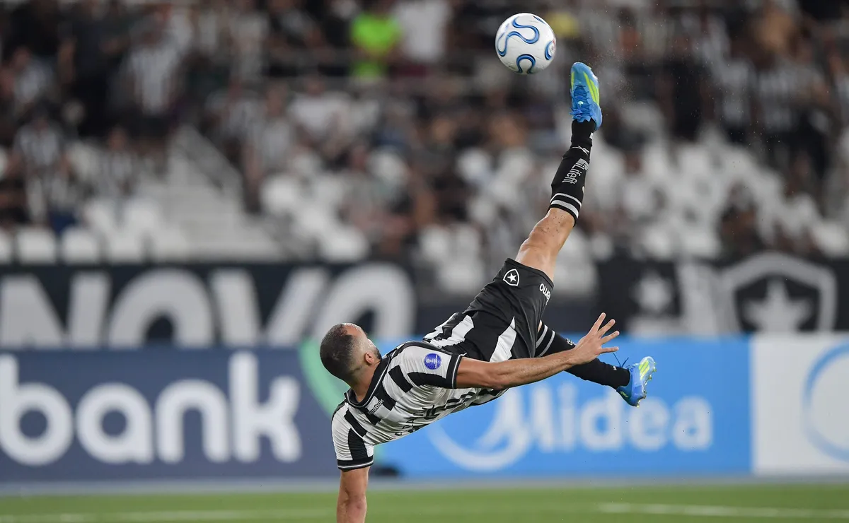 Arthur Cabral tenta gol de bicicleta em Botafogo x Independiente Petrolero e lance viraliza na web