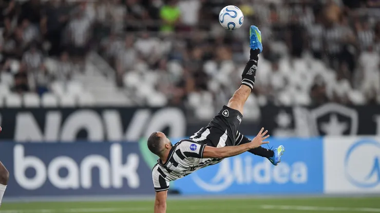 Arthur Cabral jogador do Botafogo durante partida contra o Independiente Petrolero. Foto: Thiago Ribeiro/AGIF