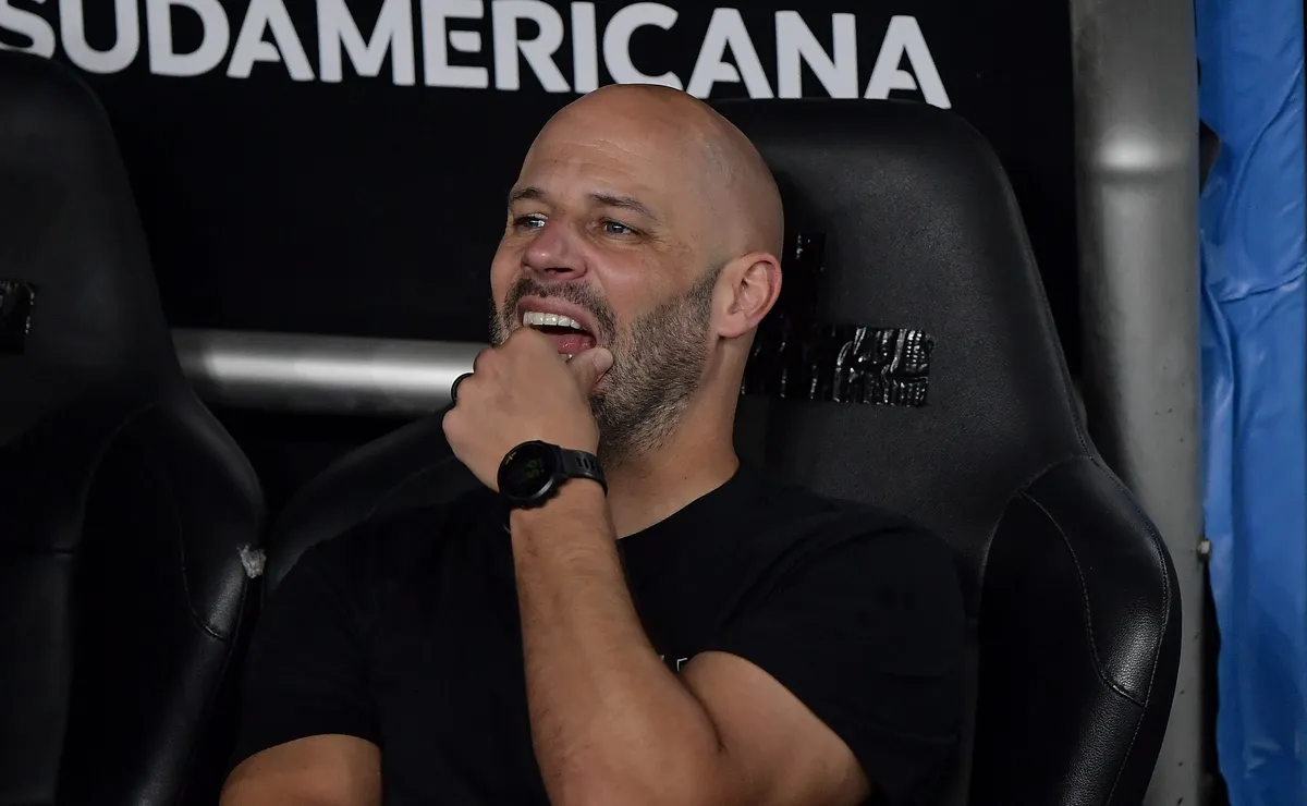 Franclim Carvalho aposta em Arthur Cabral no ataque novamente, mas jogador acaba sendo ‘pior em campo’