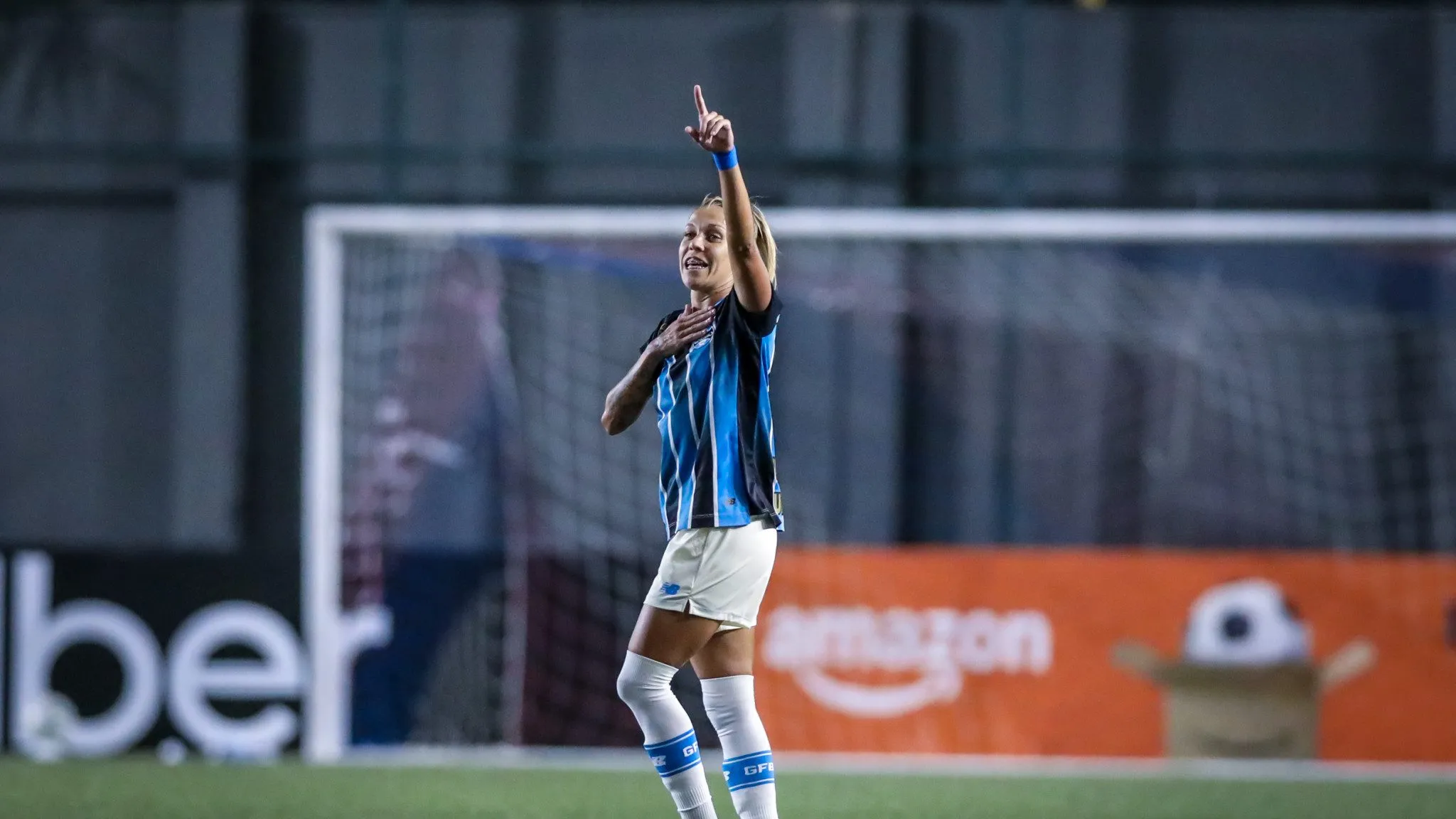 Camila Pini celebra gol do Grêmio sobre o Bahia