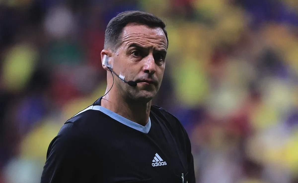 Esteban Ostojich expulsa Adam Bareiro em Cruzeiro x Boca Juniors