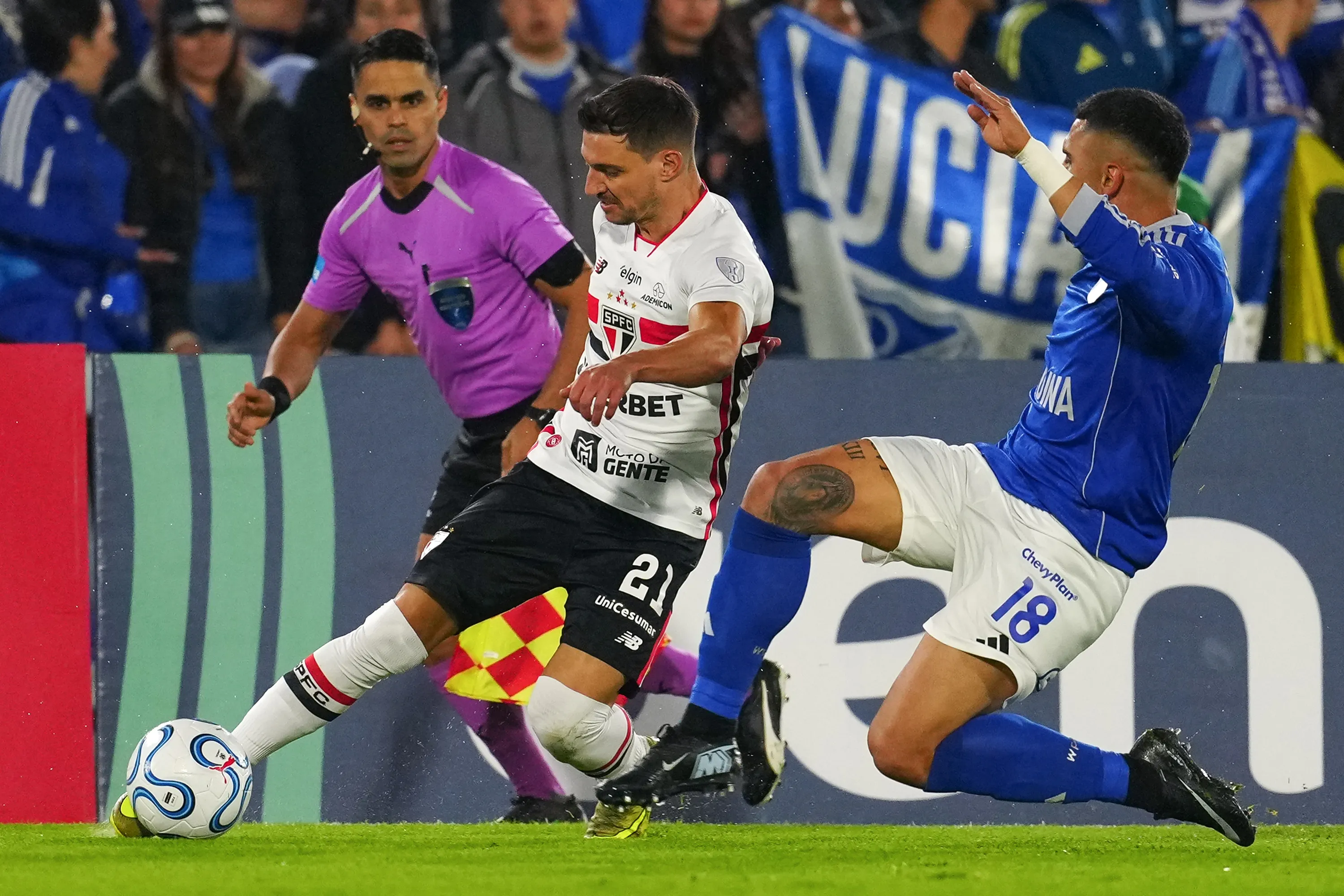 Cédric durante a partida. Photo by Andres Rot/Getty Images