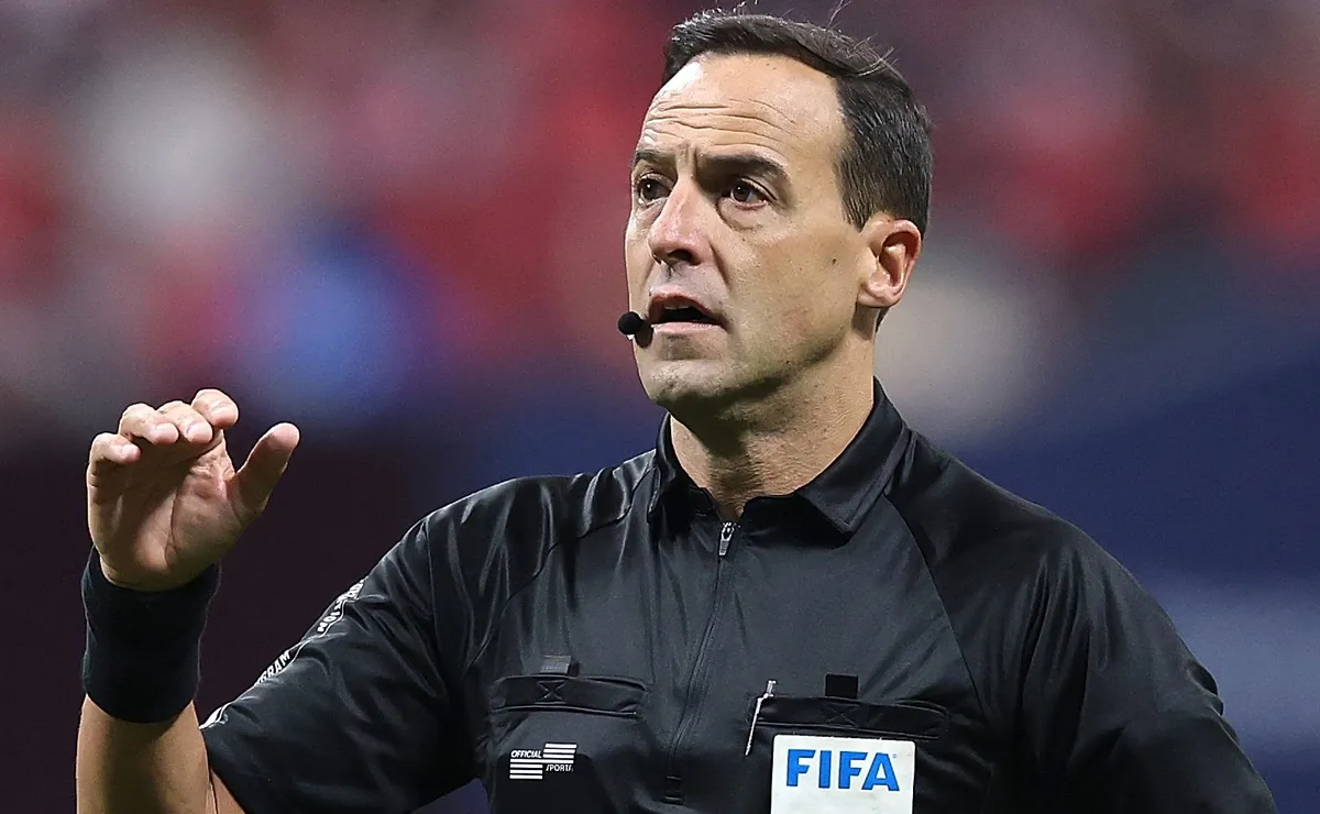 Torcedores de Cruzeiro e Boca Juniors criticam arbitragem de Esteban Ostojich em jogo tenso no Mineirão