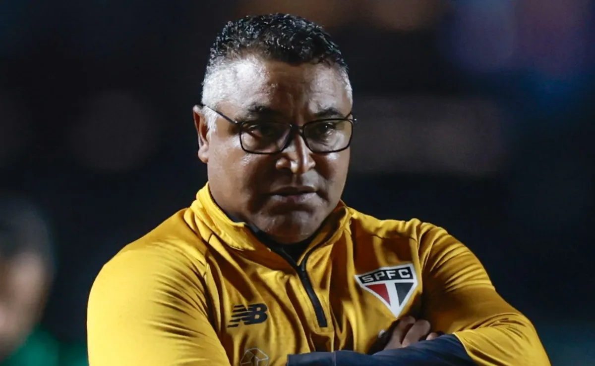 Roger Machado ‘peca’ na escalação e nas substituições e torcida reclama do treinador: “Horroroso”