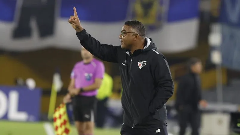 Roger Machado em ação na partida contra o Millonarios, na Colômbia – Foto: Rubens Chiri / São Paulo FC
