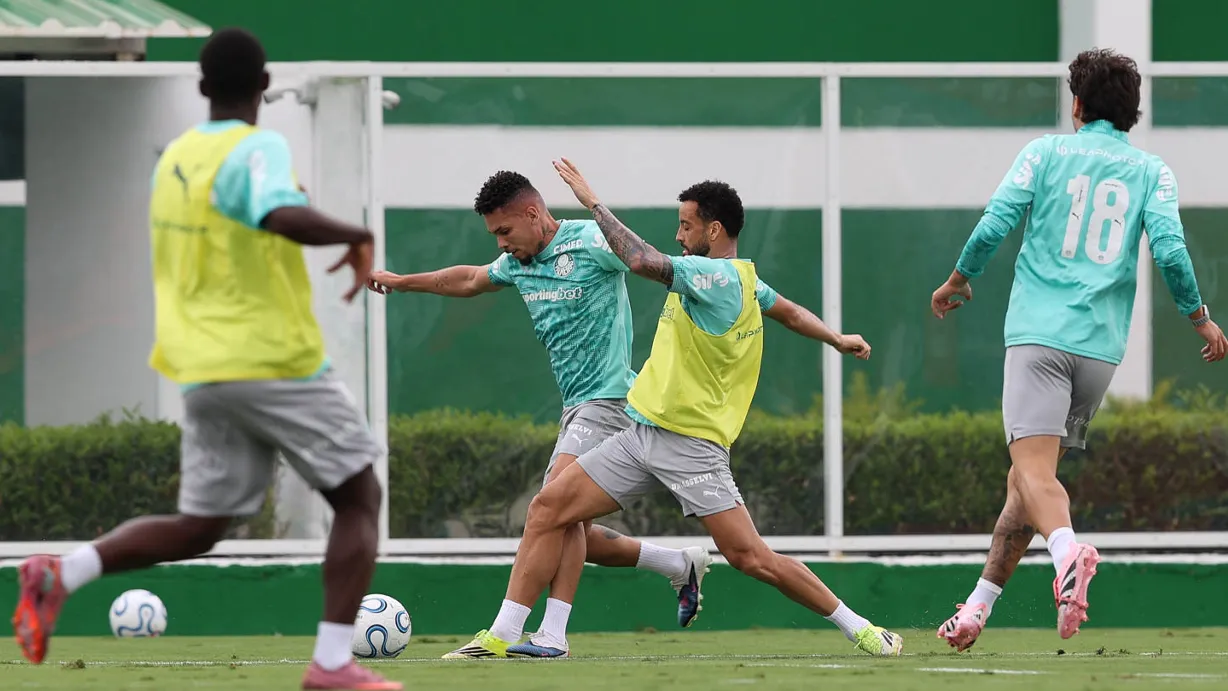Enquanto o rival se preocupa, o Palestra treina: Os jogadores Paulinho e Felipe Anderson (D), da SE Palmeiras, durante treinamento, na Academia de Futebol. (Foto: Cesar Greco/Palmeiras/by Canon)