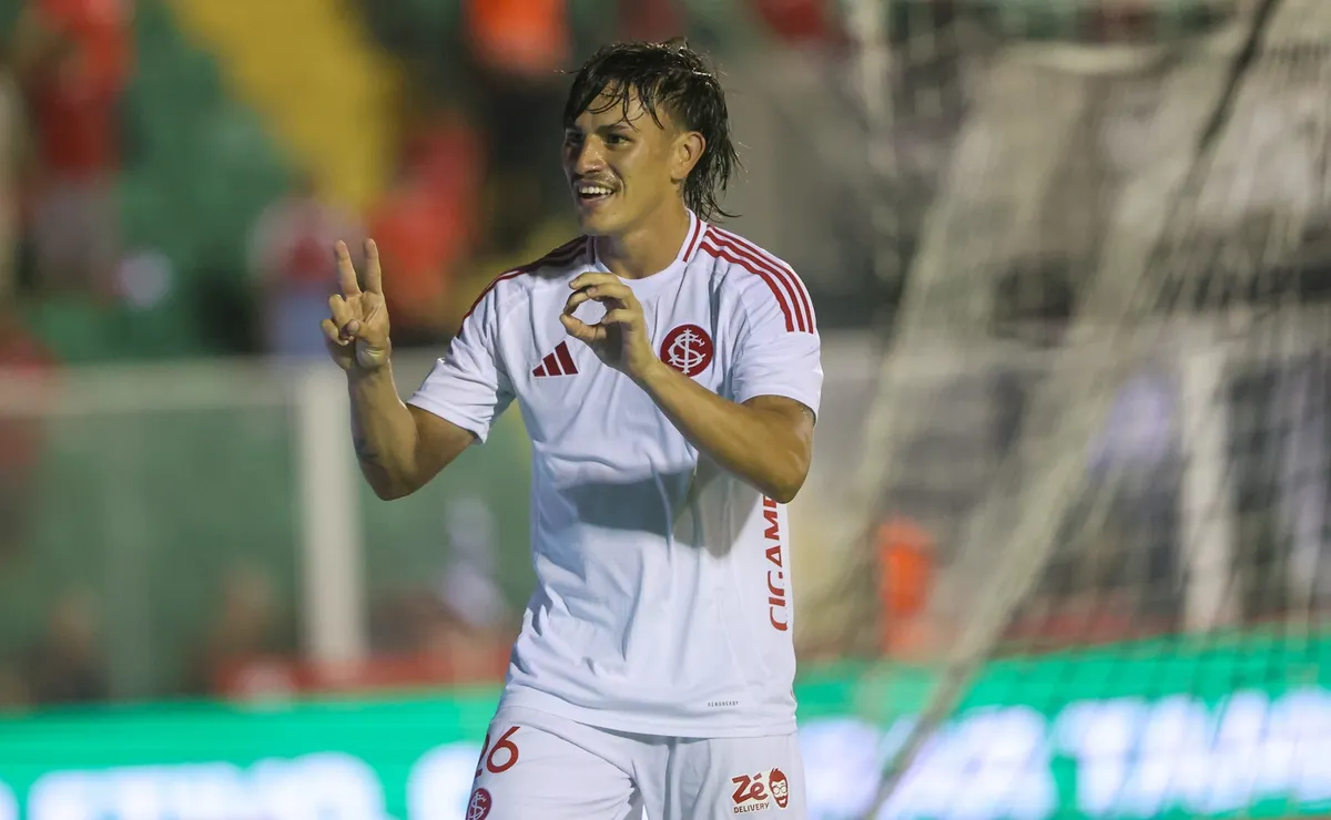 Internacional recebe proposta de clube da Europa por Bernabei e lateral pode sair na próxima janela