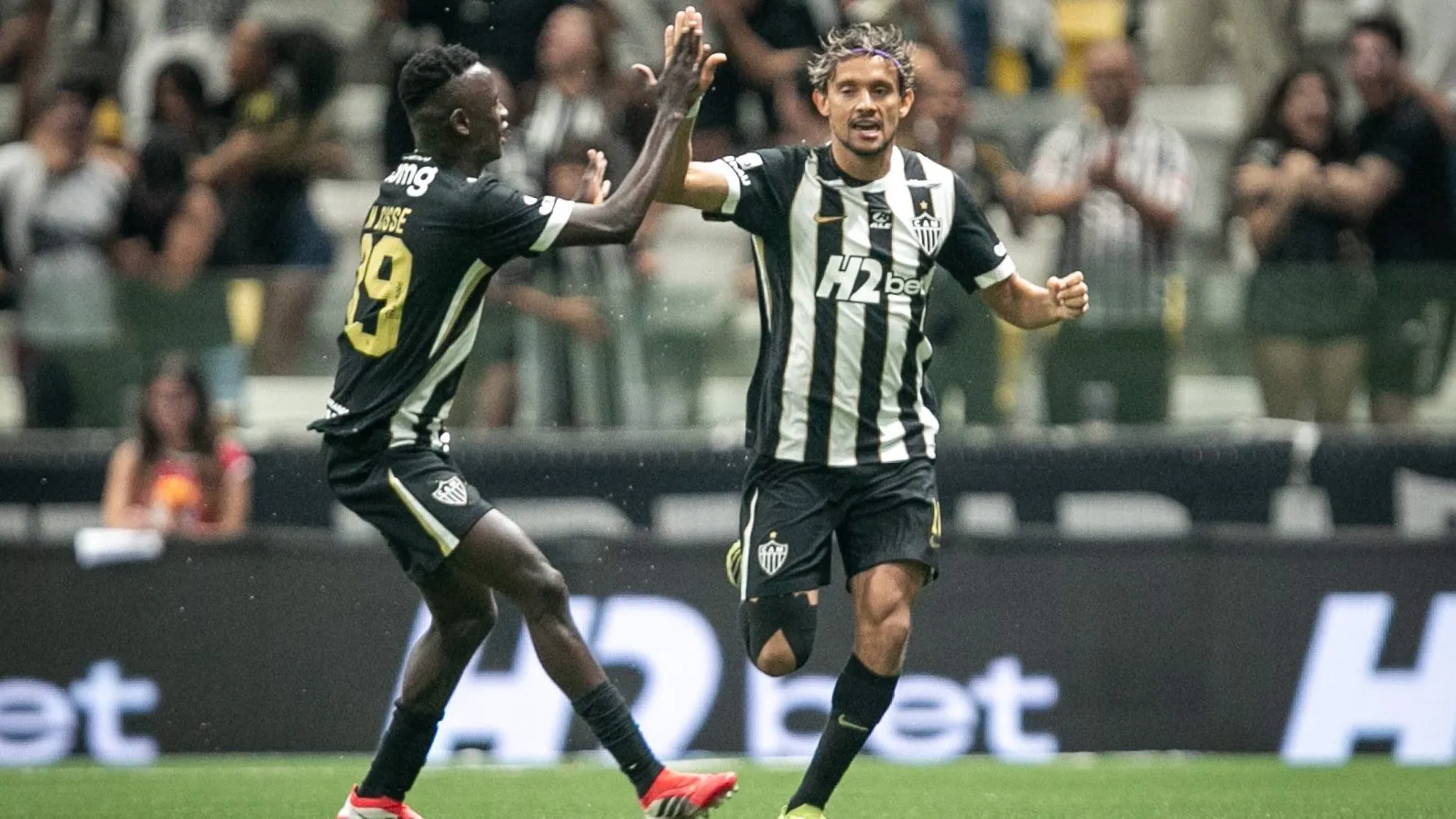 Scarpa comemora seu gol durante partida contra o Athletico-PR na Arena MRV. Foto: Fernando Moreno/AGIF