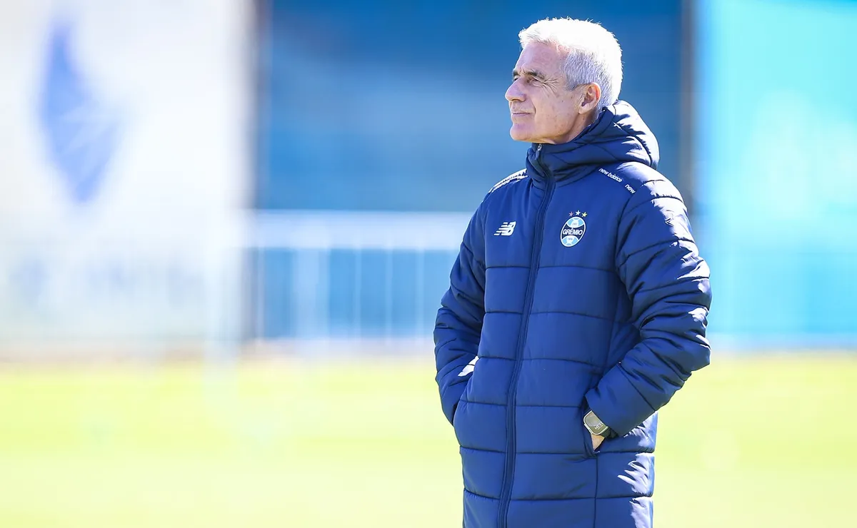 Luís Castro exalta base e projeta Grêmio disputando títulos no futuro: “Consolidando para mais à frente”
