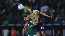 Disputa de bola durante jogo do ano passado, no Allianz Parque