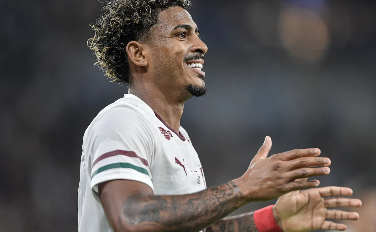 Com Castillo ao lado, John Kennedy dispara em rendimento e cria novo dilema para Zubeldía