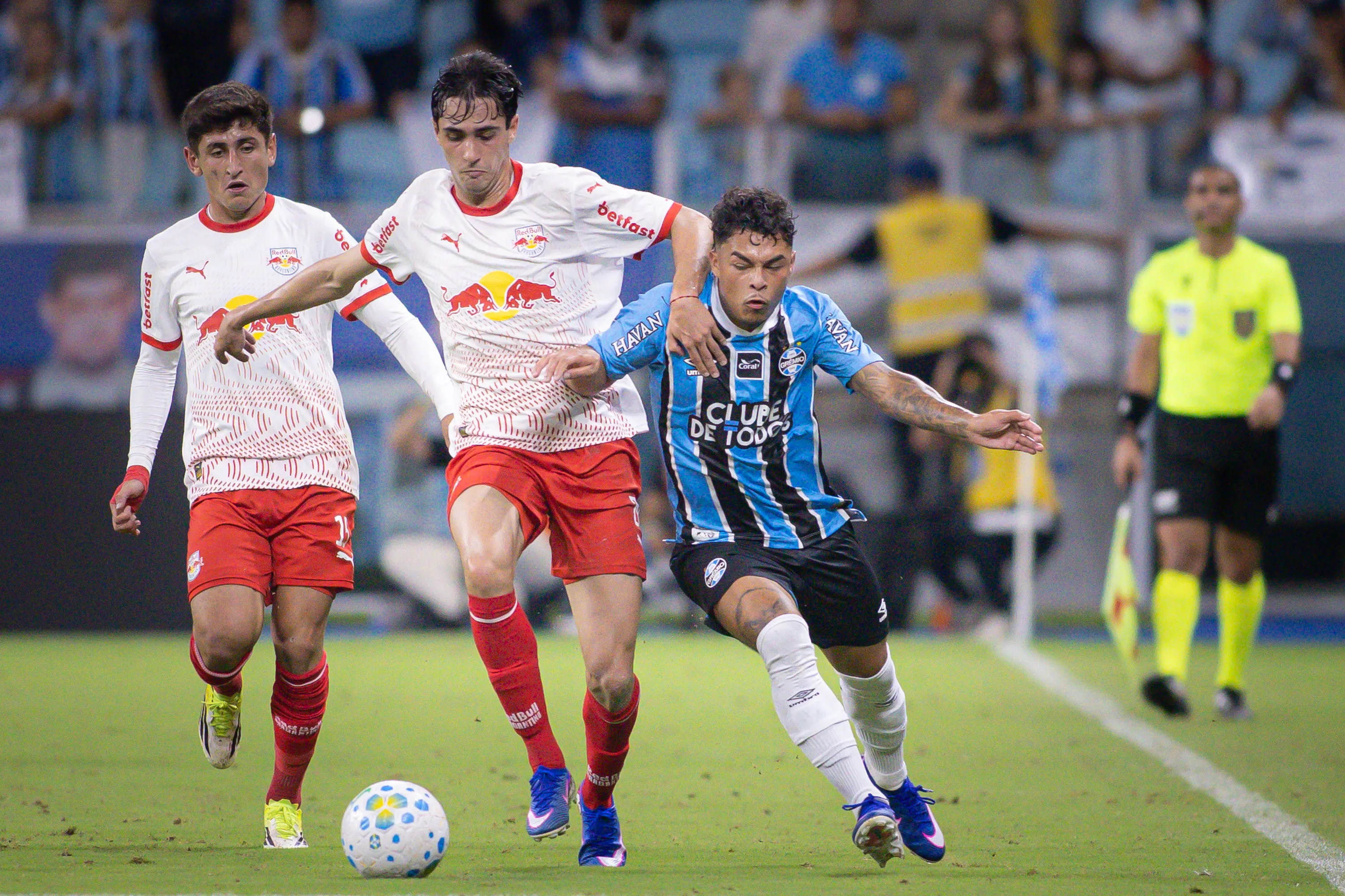 Roger vem ganhando alguns minutos em sua primeira temporada profissional – Foto: Maxi Franzoi/AGIF