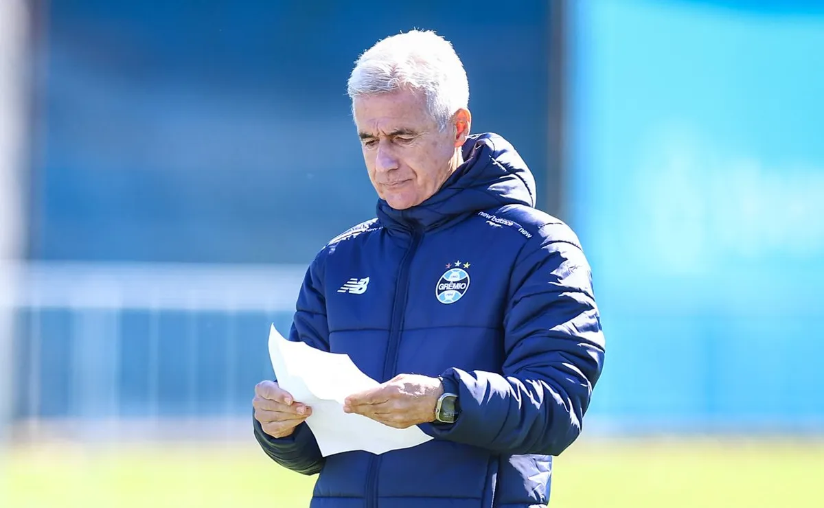 Luís Castro mira fim do jejum fora de casa e Grêmio tem escalação provável contra o Palestino