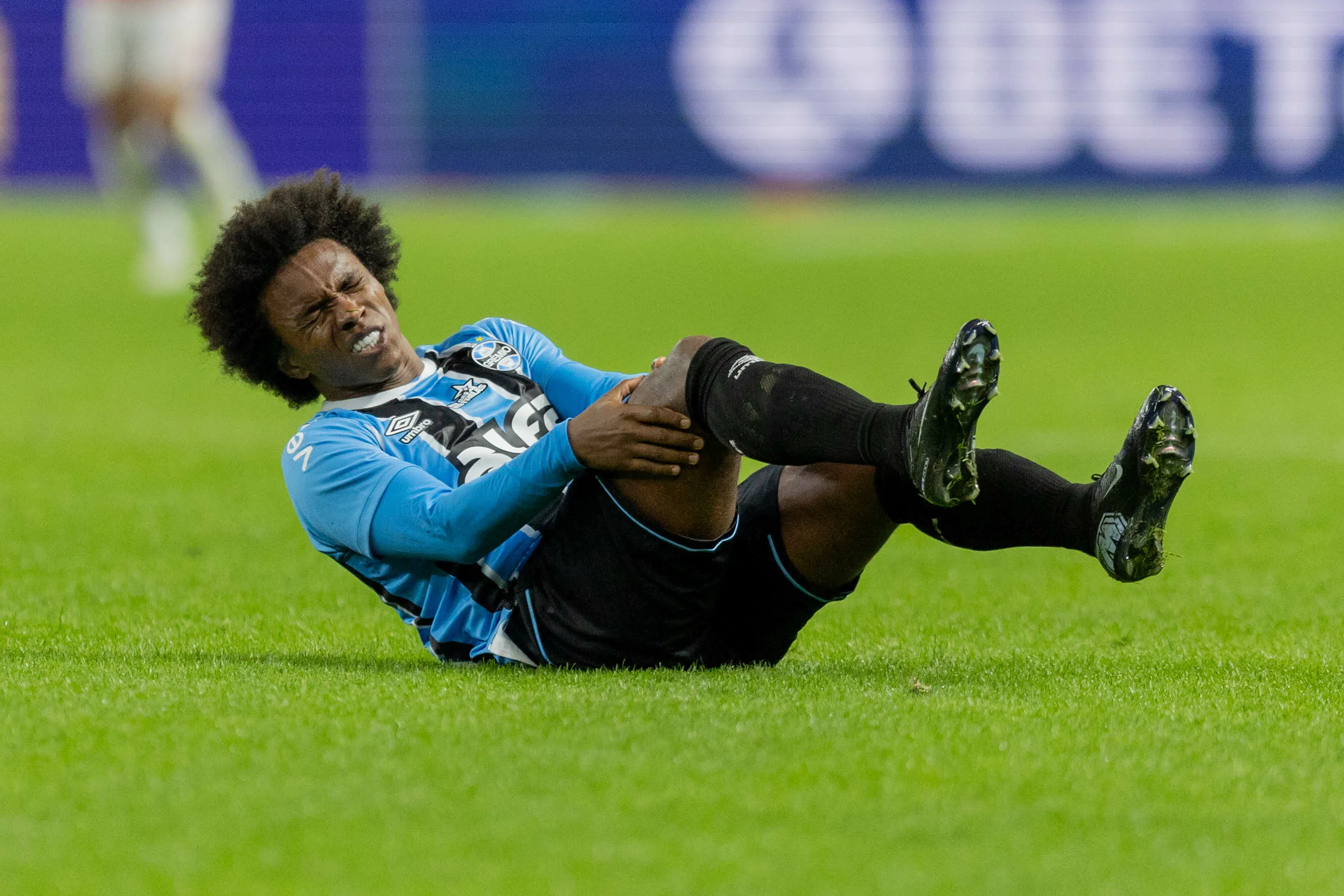 Após lesão muscular na coxa, Willian deve ganhar minutos contra o Palestino – Foto: Liamara Polli/AGIF