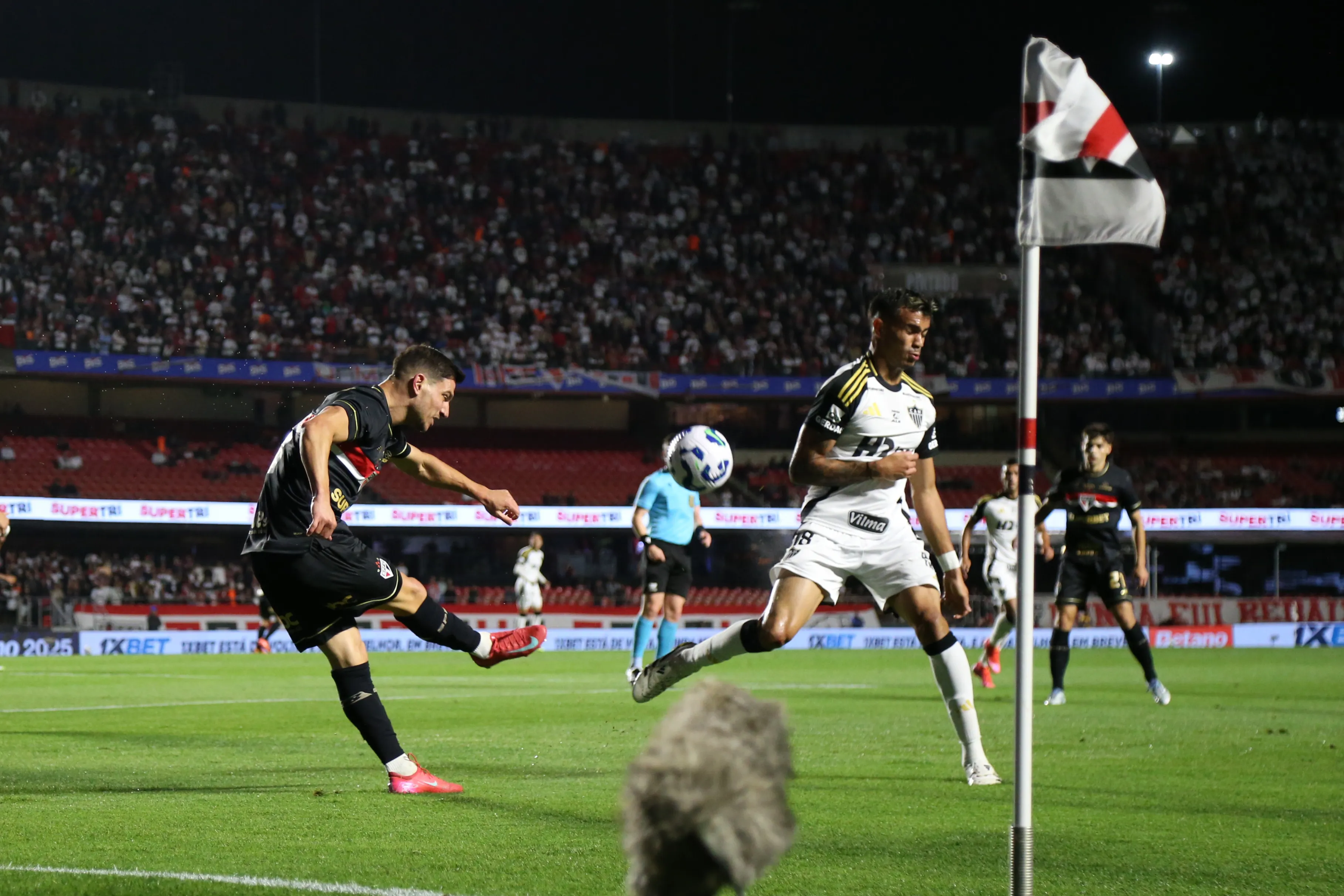 SP – SAO PAULO – 24/08/2025 – BRASILEIRO A 2025, SAO PAULO X ATLETICO-MG – Caio Paulista jogador do Atletico durante a partida contra o Sao Paulo no estadio Morumbis em Sao Paulo (SP), pelo campeonato Brasileiro A 2025. Foto: Marlon Costa/AGIF