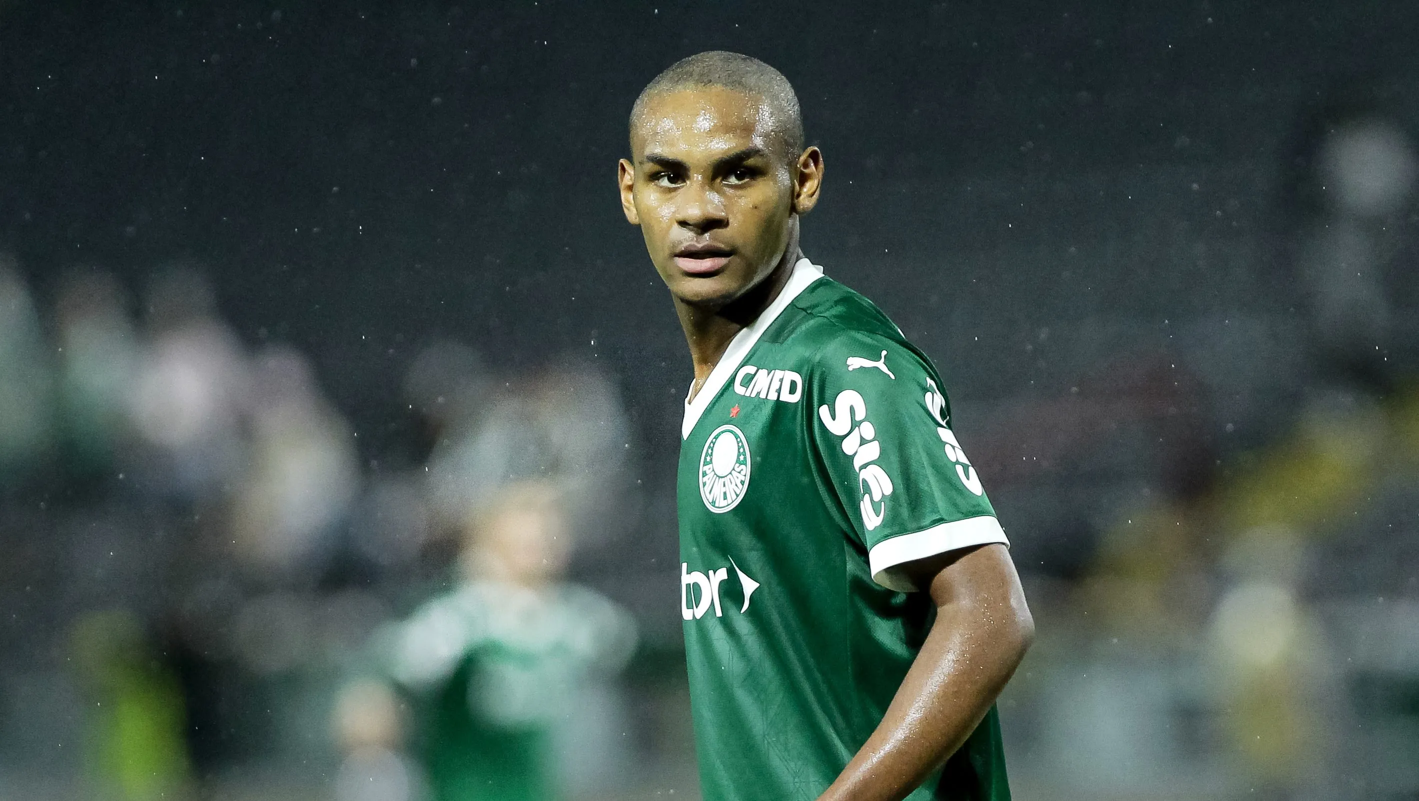 Foto: Marco Miatelo/AGIF – Jovem da base do Palmeiras em campo pela Copinha deste ano.