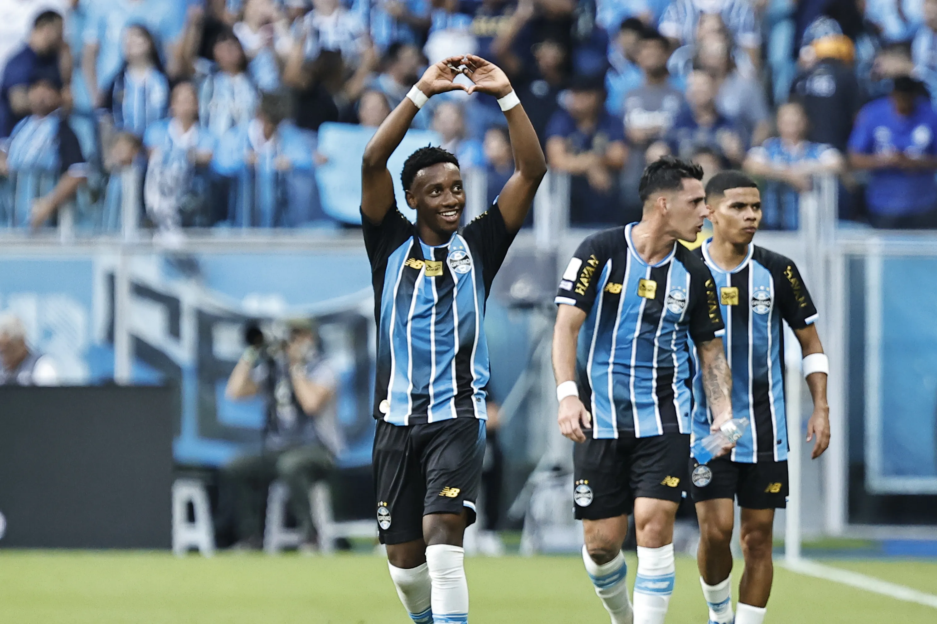RS – PORTO ALEGRE – 26/04/2026 – BRASILEIRO A 2026, GREMIO X CORITIBA – Gabriel Mec jogador do Gremio comemora seu gol durante partida contra o Coritiba no estadio Arena do Gremio pelo campeonato Brasileiro A 2026. Foto: Roberto Vinicius/AGIF