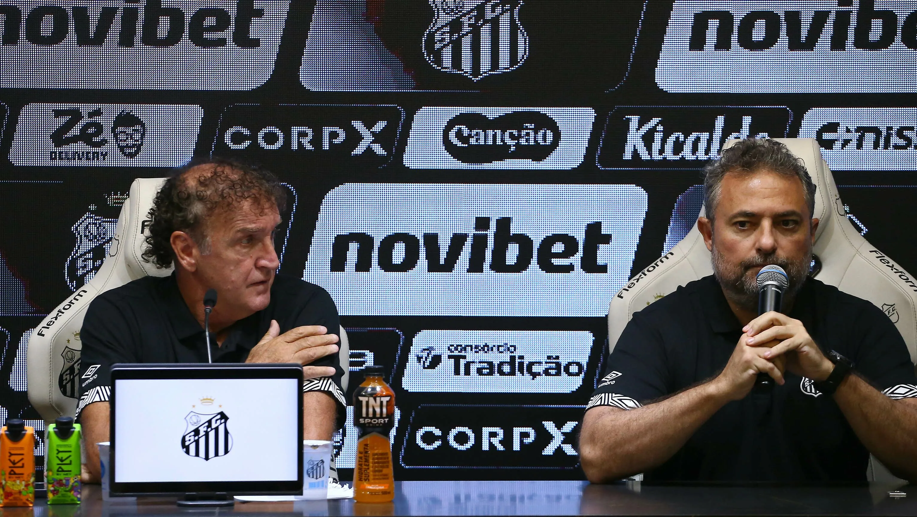 Foto: Mauricio De Souza/AGIF – Diretor do Santos ao ladod e Cuca em coletiva.
