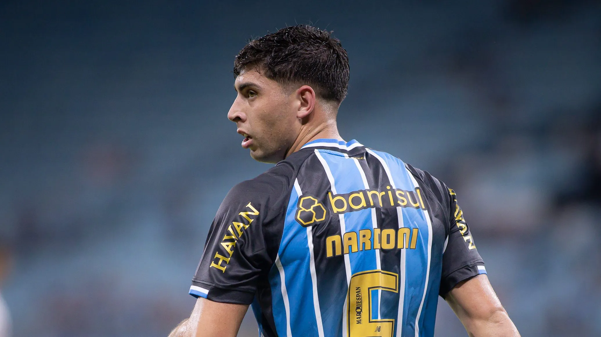 Foto: Maxi Franzoi/AGIF – Nardoni cumpre suspensão após ser expulso diante do Deportivo Riestra