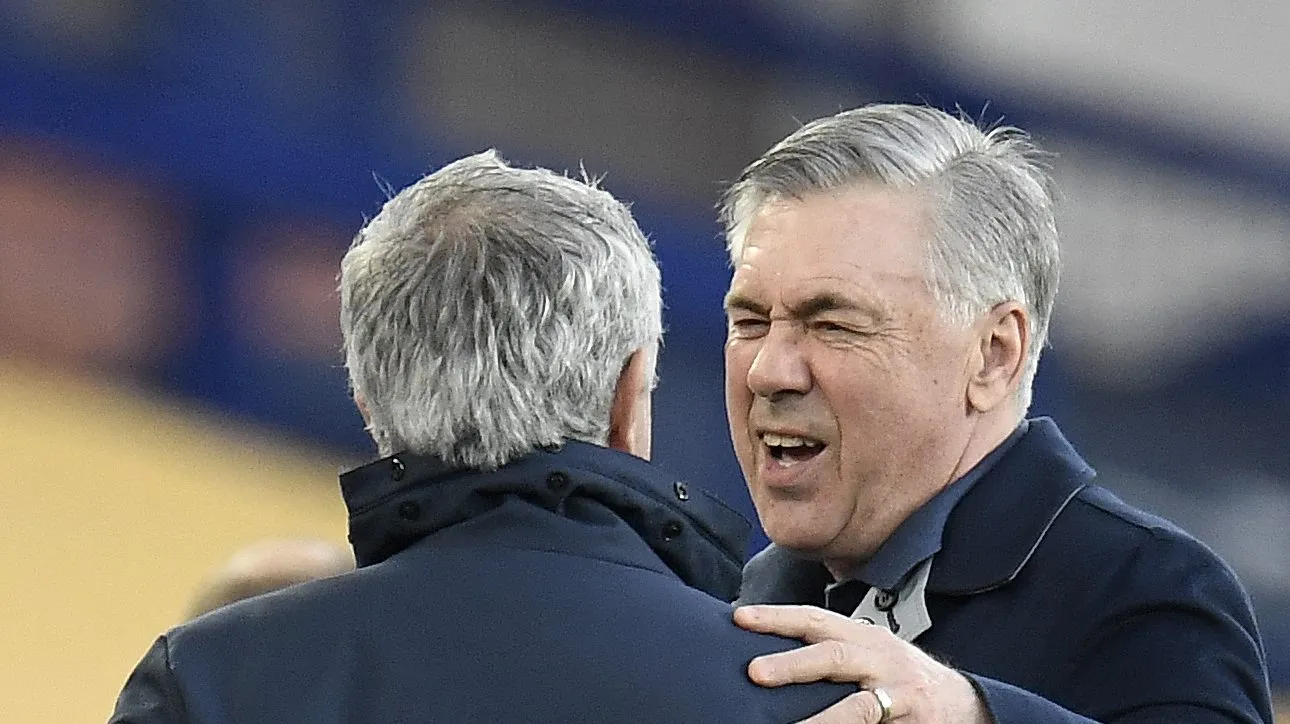 Foto: Peter Powell – Pool/Getty Images – Ancelotti cumprimentando Mourinho.