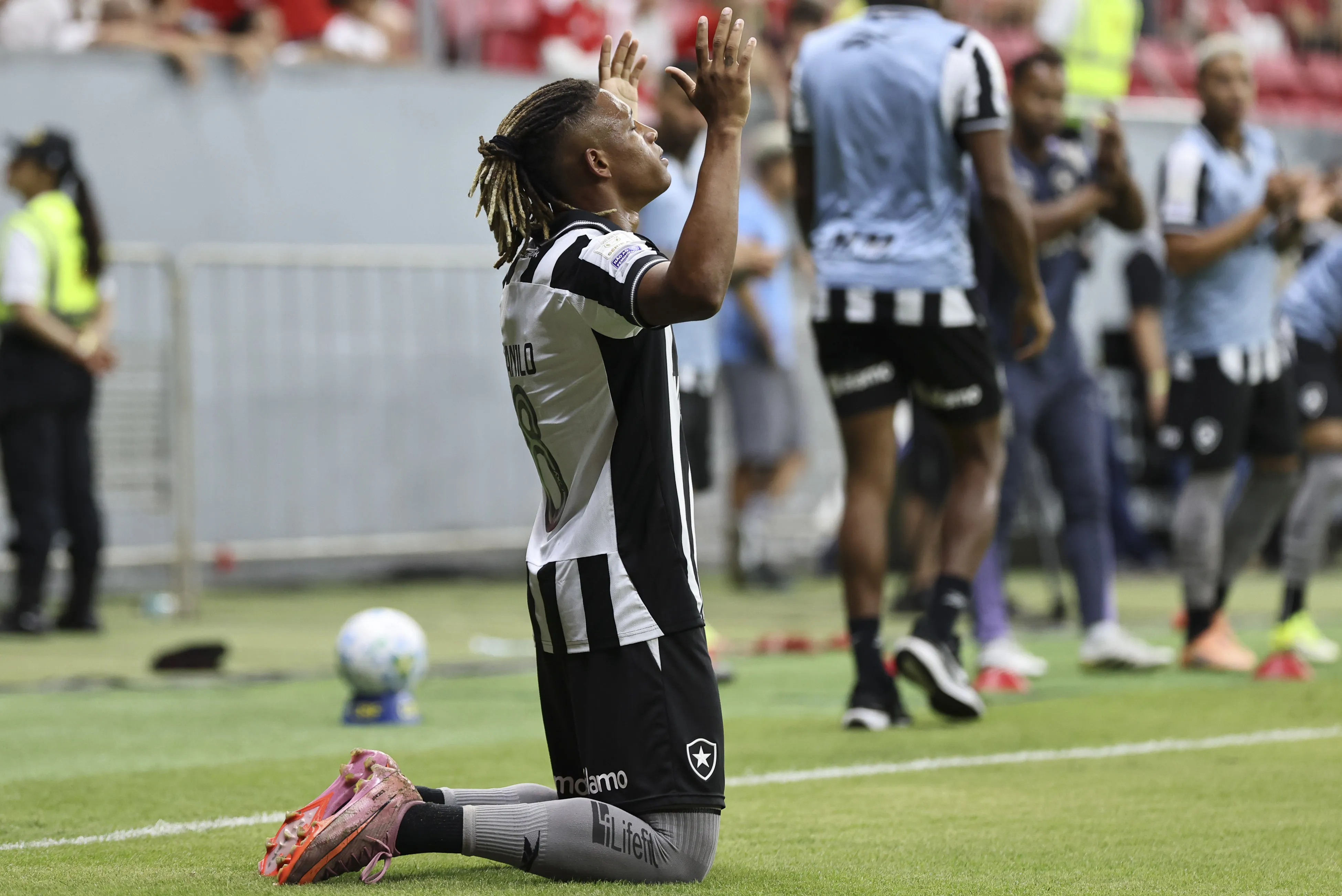 Danilo jogador do Botafogo comemora seu gol durante partida contra o Internacional no estadio Mane Garrincha pelo campeonato Brasileiro A 2026. Foto: Mateus Bonomi/AGIF