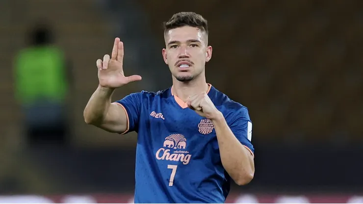 Bissoli, atacante brasileiro do Buriram United - Foto: Abdullah Ahmed/Getty Images