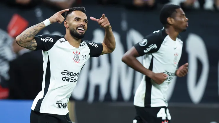 Raniele comemora seu gol contra o Santa Fé.