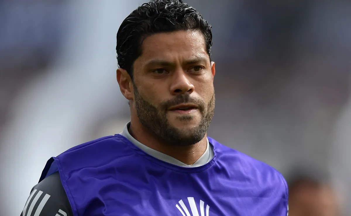 Magno Navarro reprova investida do Fluminense por Hulk