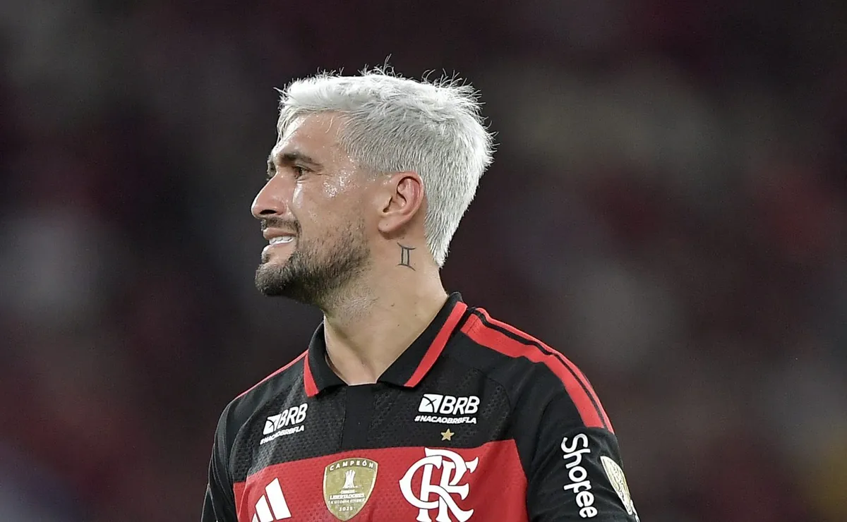 Arrascaeta sente o ombro e sai lesionado em Estudiantes x Flamengo