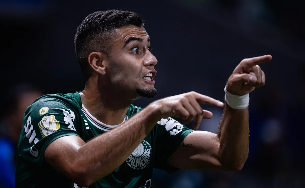 Cerro Porteño pede pênalti de Andreas Pereira após bola ‘pegar’ na mão do jogador, mas árbitro não marca