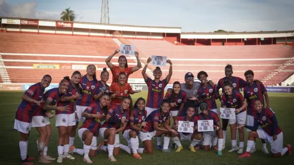 Jogadoras do Itabirito celebram vitória na Copa do Brasil Feminina