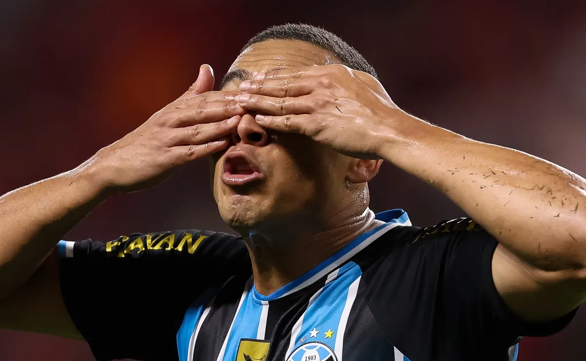 Carlos Vinícius vira vilão no Grêmio após perder três pênaltis em sequência contra o Palestino