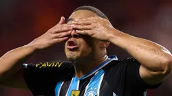 Carlos Vinicius, atacante do Grêmio em partida pelo campeonato brasileiro (Foto: Pedro H. Tesch/Getty Images)