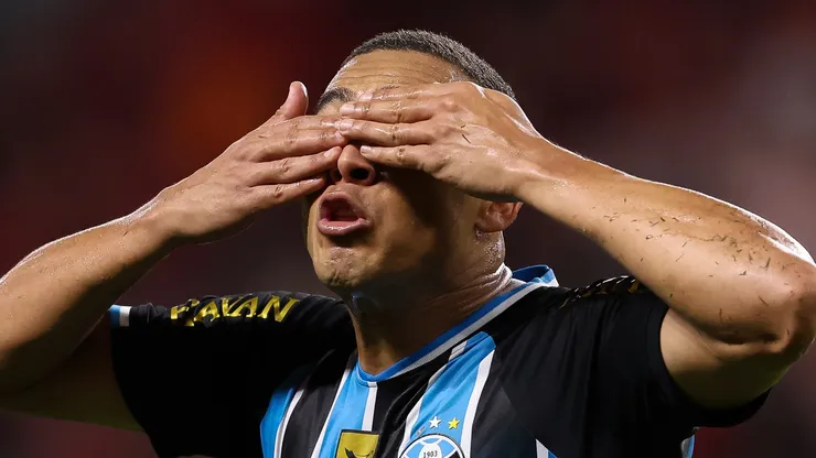 Carlos Vinicius, atacante do Grêmio em partida pelo campeonato brasileiro (Foto: Pedro H. Tesch/Getty Images)