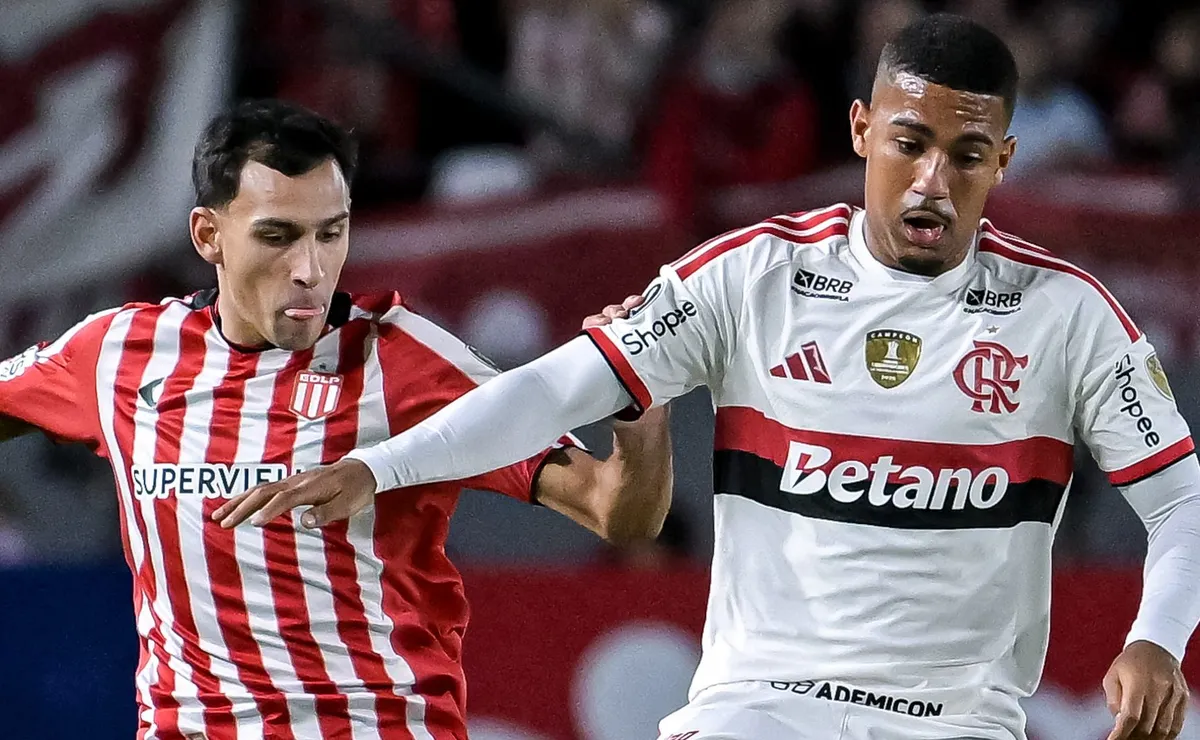 PC Oliveira aponta Flamengo prejudicado contra o Estudiantes por expulsões não assinaldadas