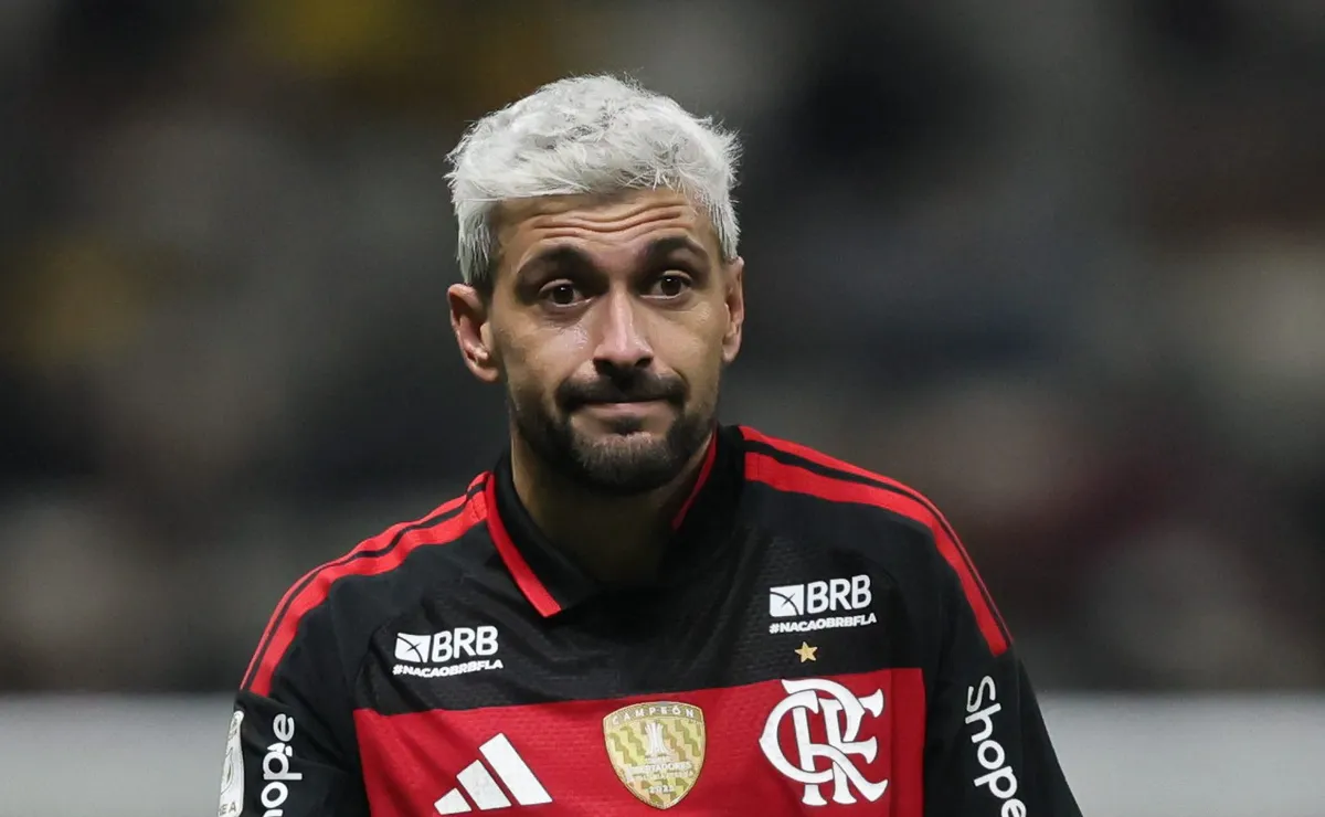 Arrascaeta tem lesão confirmada na clavícula após sair de campo contra o Estudiantes