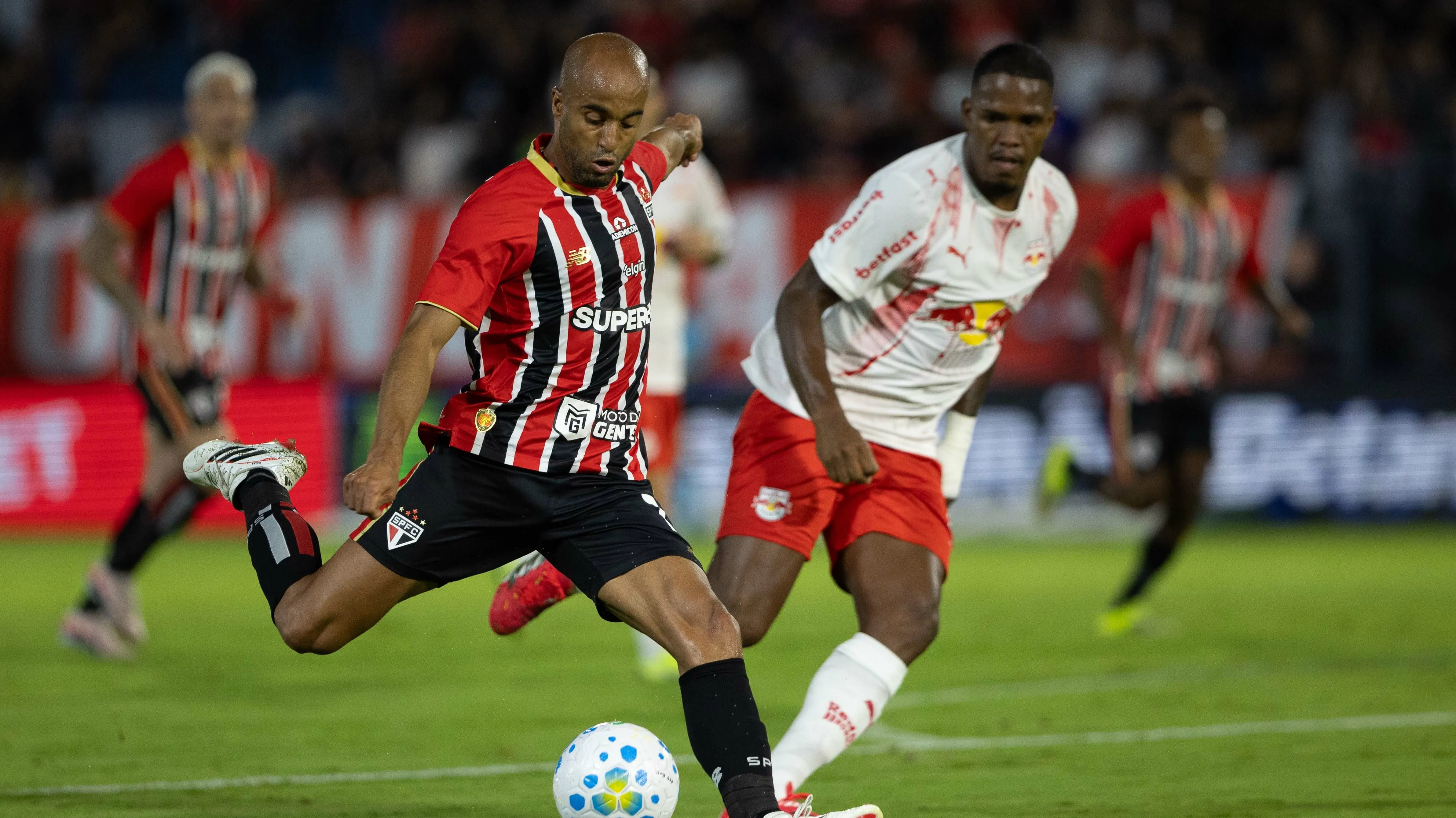 Lucas Moura em ação pelo Tricolor – Foto: Joisel Amaral/AGIF