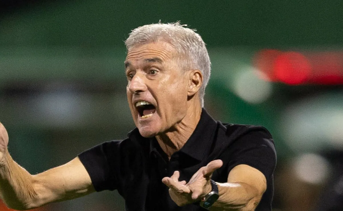 Luís Castro se irrita nos bastidores do Grêmio e trabalho continua sendo questionado pela torcida