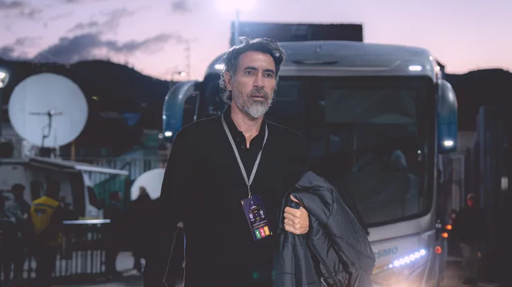 Domínguez na chegada do time ao estádio de Cusco