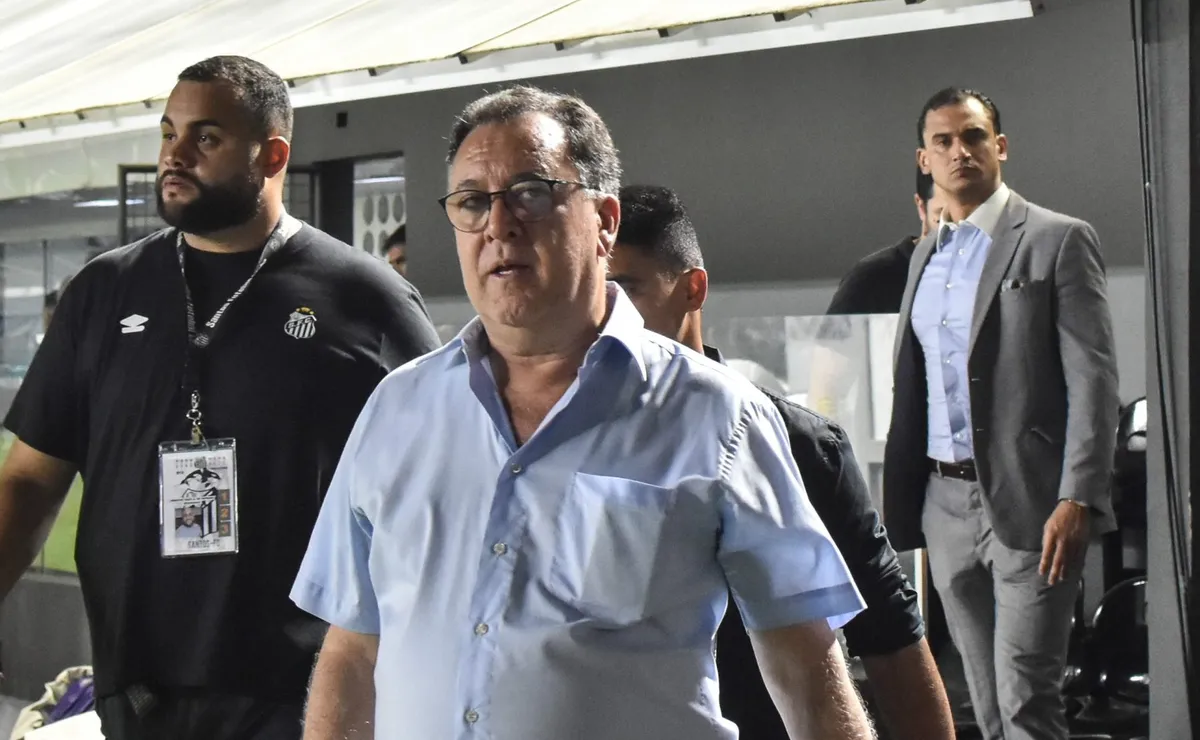 Crise no Santos se intensifica e Marcelo Teixeira é cobrado por alunos em universidade