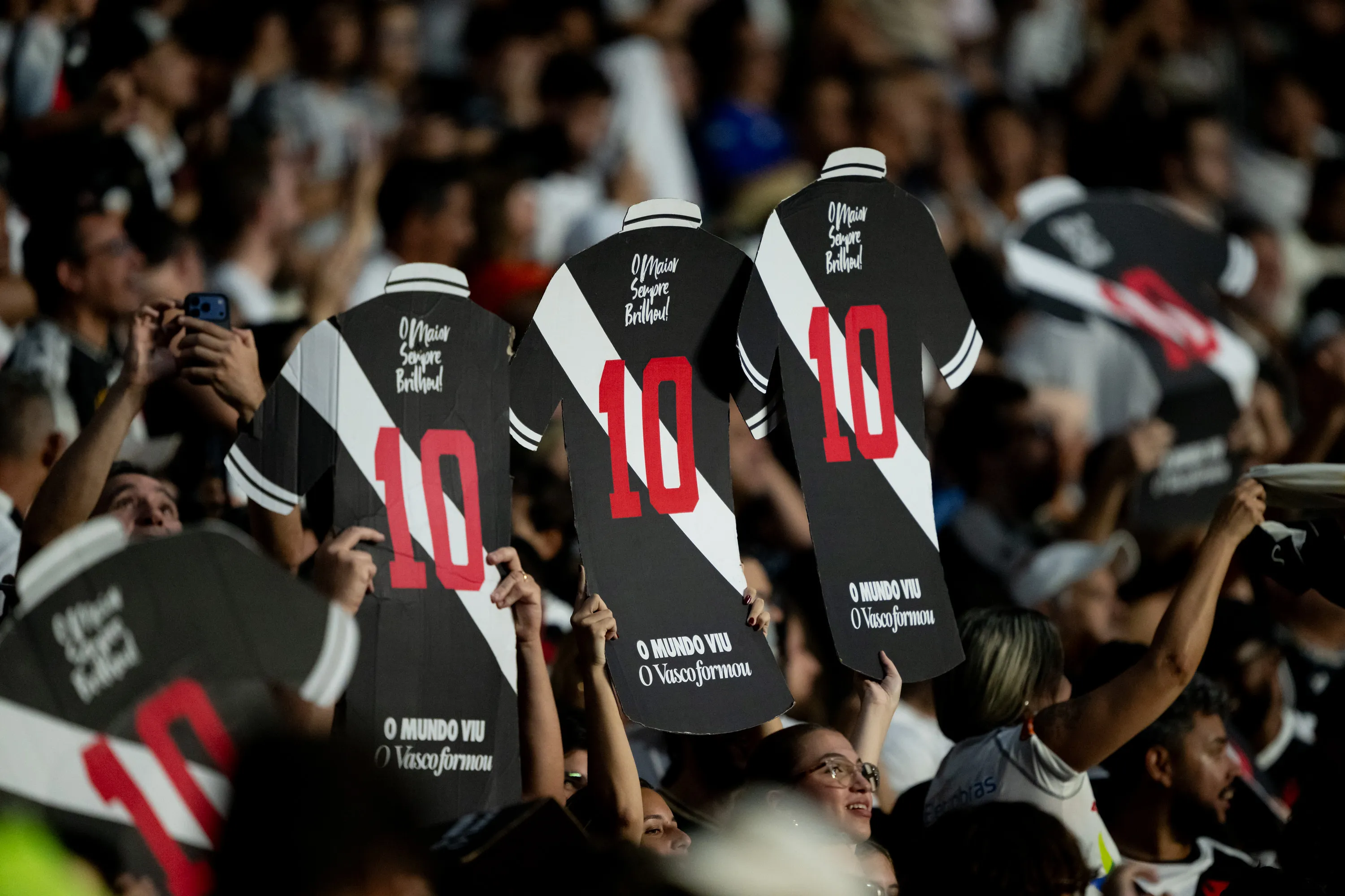 RJ – RIO DE JANEIRO – 18/04/2026 – BRASILEIRO A 2026, VASCO X SAO PAULO – Torcida do Vasco durante partida contra Sao Paulo no estadio Sao Januario pelo campeonato Brasileiro A 2026. Foto: Jorge Rodrigues/AGIF