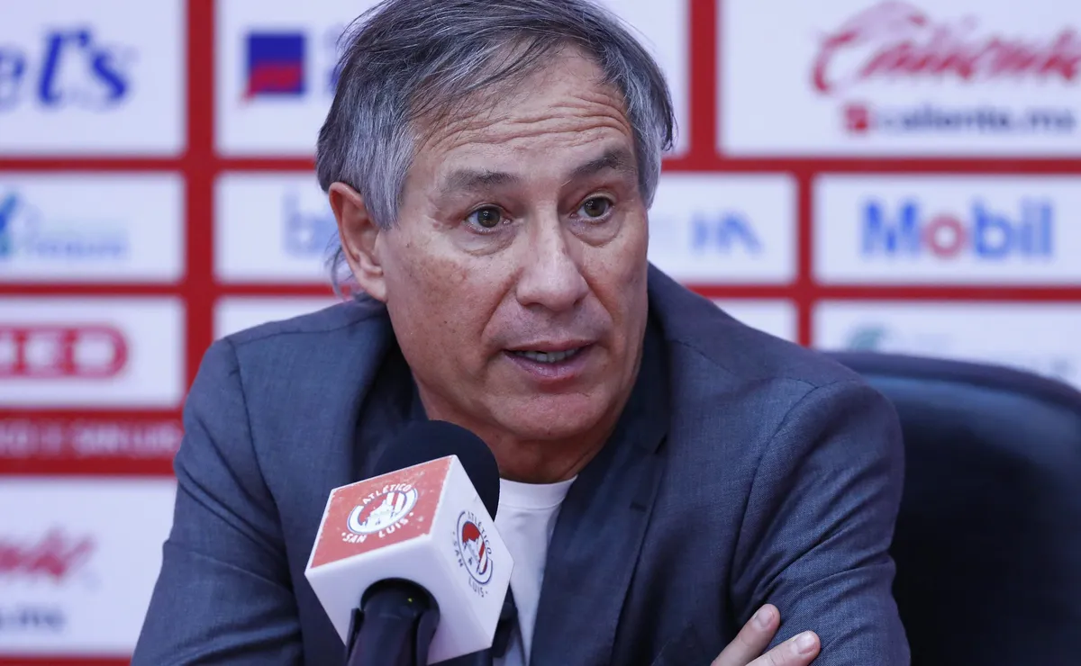 Ariel Holan rebate Abel após crítica sobre gramado￼